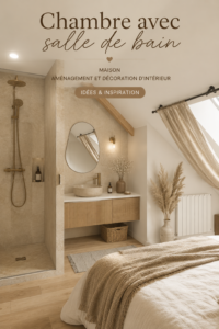 Une chambre élégante avec salle de bain intégrée, décorée avec goût.