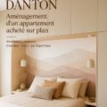 Intérieur d'appartement aménagé dans un style scandinave, alliant simplicité et chaleur.
