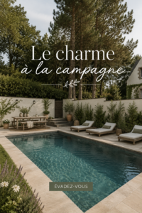 Une piscine bucolique entourée de verdure et de fleurs éclatantes.