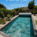 Une piscine revêtue de Pierre de Bali avec des reflets turquoise