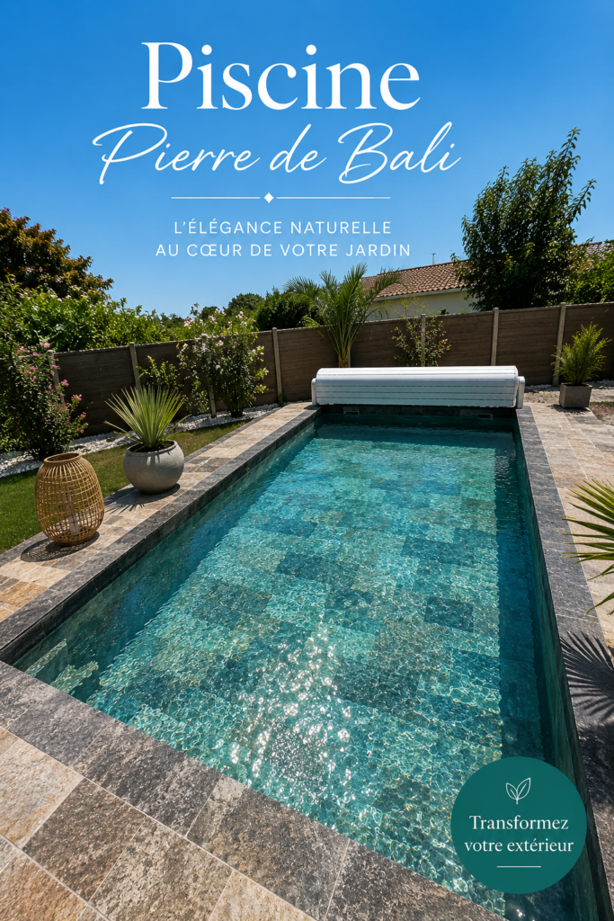 Une piscine revêtue de Pierre de Bali avec des reflets turquoise