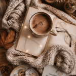 Une ambiance cocooning avec des coussins et une lumière douce dans un salon.