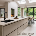 Cuisine moderne avec un grand îlot et un coin repas chaleureux
