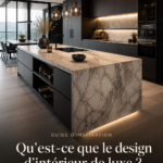 Un salon élégant avec un design intérieur de luxe, des meubles raffinés et des matériaux haut de gamme.
