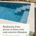 Une piscine en béton semi-enterrée parfaitement intégrée au jardin à Bonnieux.