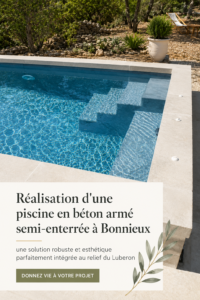 Une piscine en béton semi-enterrée parfaitement intégrée au jardin à Bonnieux.