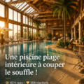 Une belle piscine intérieure inspirée d'une plage avec des palmiers et du sable