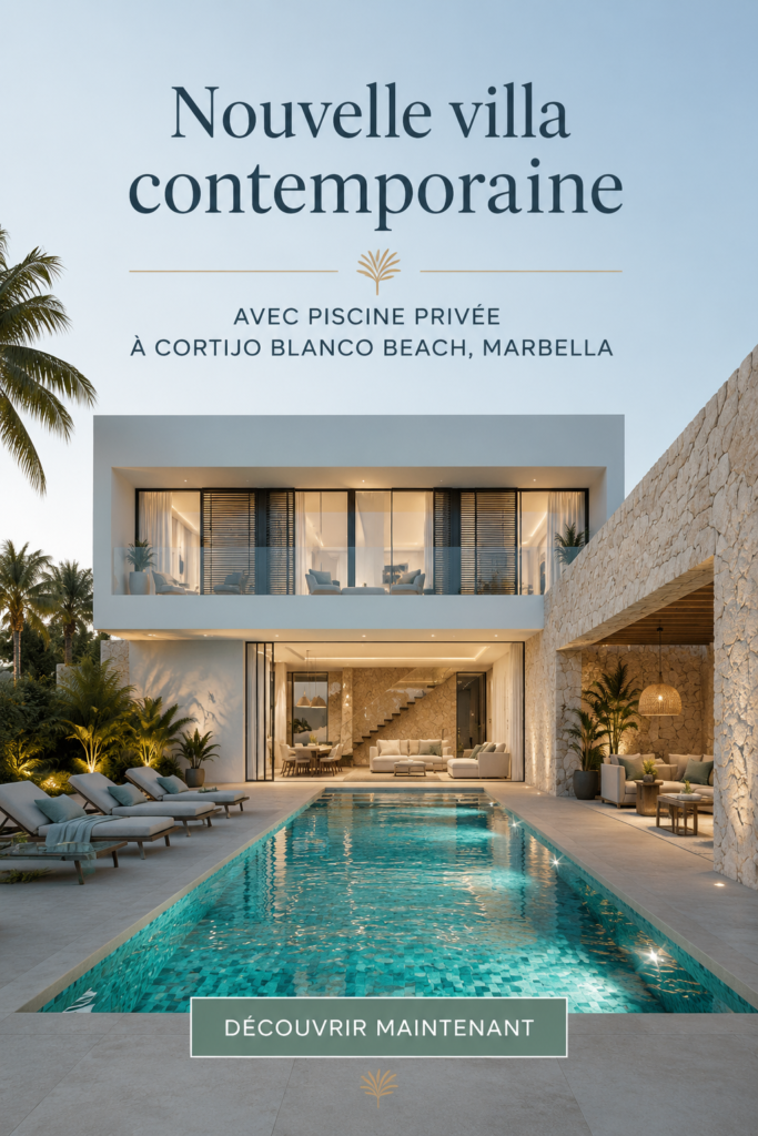 Vue extérieure d'une villa moderne avec piscine à Marbella