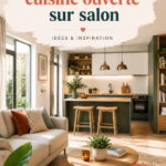 Une petite cuisine ouverte sur un salon moderne avec des meubles clairs et un éclairage chaleureux.