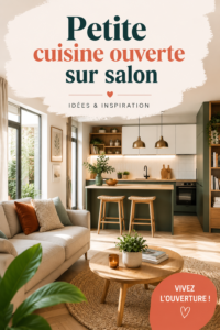Une petite cuisine ouverte sur un salon moderne avec des meubles clairs et un éclairage chaleureux.