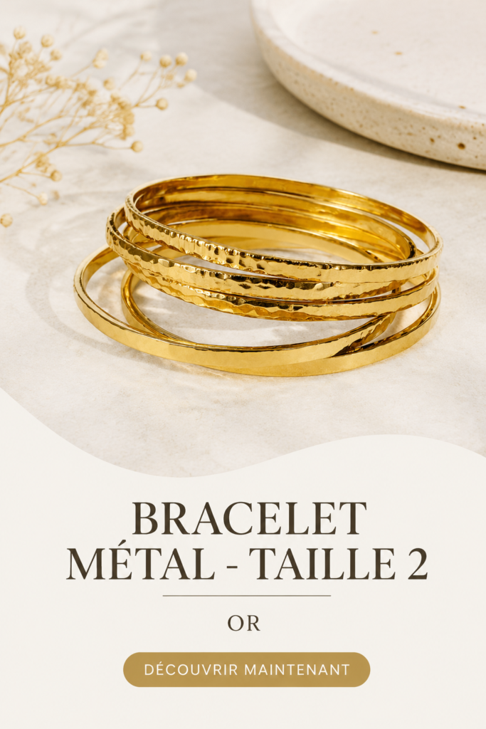 Bracelet en métal doré délicat, sur fond neutre, illustrant le luxe et l'élégance.