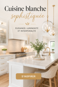 Cuisine blanche sophistiquée avec une touche moderne, alliant design et fonctionnalité.