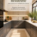 Cuisine en U moderne avec des éléments de luxe et un aménagement fonctionnel.