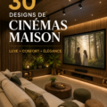 Salle de cinéma maison luxueuse avec un grand écran et des fauteuils confortables.
