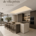 Intérieur d'une villa de luxe à Chypre, mettant en valeur un design moderne et chaleureux.