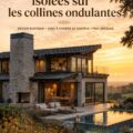 Intérieur chaleureux d'une maison de style ranch en pleine nature, avec des éléments de décoration rustiques.