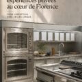 Cuisine élégante de la Maison Officine Gullo à Florence, incarnant le luxe et le design intérieur.