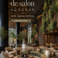 Salon luxueux avec jardin vertical, ambiance élégante et chaleureuse