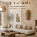 Salon décoré dans un style provençal moderne avec des couleurs chaudes et des matériaux naturels.