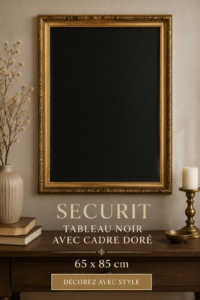 Un élégant tableau noir avec cadre doré dans un décor chic et moderne.