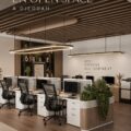 Aménagement élégant d'un bureau ouvert à Jeddah avec des meubles modernes