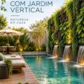 Jardin vertical luxuriant autour d'une piscine moderne