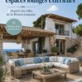 Aménagement d'un lounge extérieur inspiré de la Riviera méditerranéenne, avec des meubles élégants et des plantes luxuriantes.